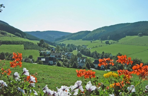 Oberhenneborn Apartment | Apartment 'Taubenschlag, 53qm, 2 Schlafzimmer' with Mountain View, Shared Garden and Wi-Fi