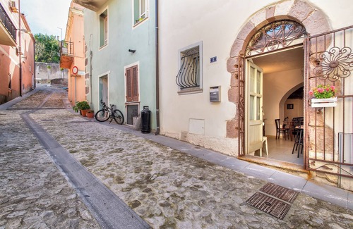 Chiaramonti Apartment | Apartment 'The Bar 2 Live In' with Wi-Fi