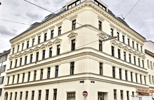 Neulerchenfeld Apartment | Apartment Top 22 mit Doppelbett im Wohnraum