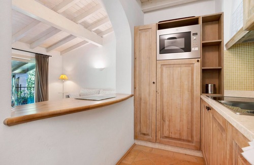 Puegnago del Garda Apartment | Apartment 'Topazio' with Shared Pool, Wi-Fi and Air Conditioning