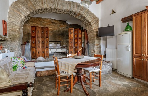 Andros Town Apartment | Apartment 'Traditional Olive Guesthouse' with Sea View and Wi-Fi