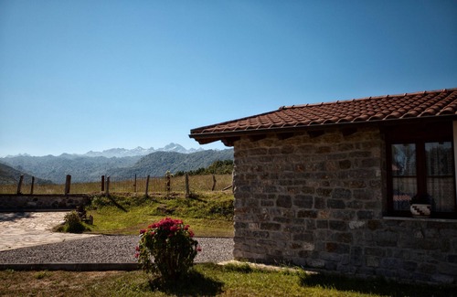 Cangas de Onis House | Apartment 'Trasgu' with Mountain View, Private Terrace and Wi-Fi