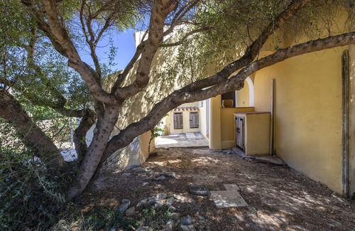 Punta De Su Turrione Apartment | Apartment 'Trilocale Fiordaliso' with Sea View, Terrace & Shared Pool