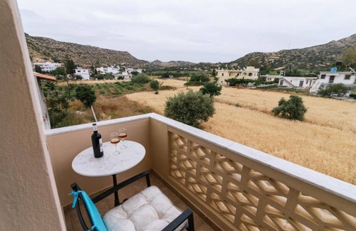 Matala Apartment | Apartment 'Tsaner' with Mountain View, Wi-Fi and Air Conditioning