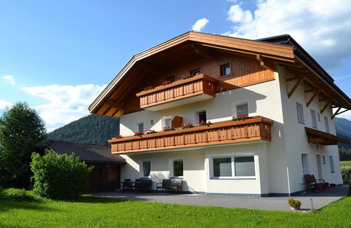 Casola Apartment | Apartment 'Unterhauserhof B' with Mountain View, Wi-Fi, Balcony & Garden