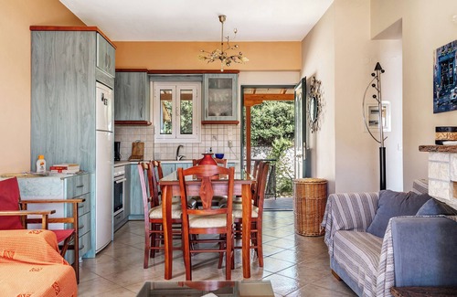 Mikros Gialos Apartment | Apartment 'Vardia' with Private Terrace, Wi-Fi and Air Conditioning