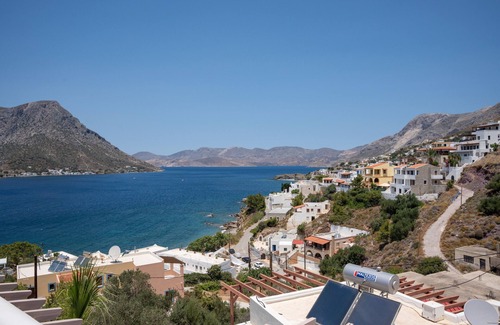 Kamari Apartment | Apartment 'Vasilis Studios Family House ' with Sea View, Wi-Fi and Air Conditioning