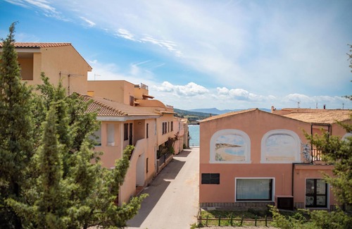 Trinita d'Agultu e Vignola Apartment | Apartment "Veranda borgo Isola Rossa" with Sea View, A/C, Wi-Fi & terrace; (Pets friendly)