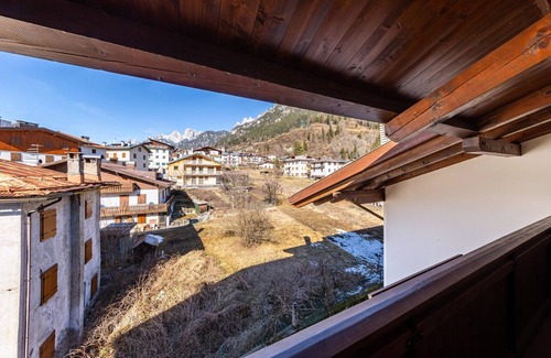 Auronzo di Cadore Apartment | Apartment 'Villa Pais 3 Cime View' with Lake View and Private Terrace