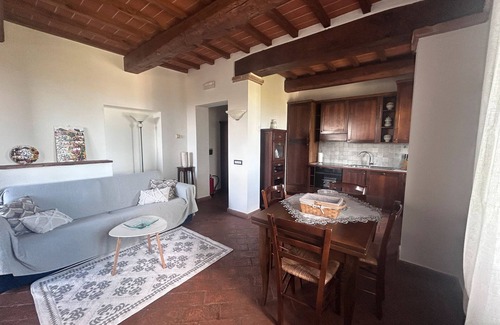 Torrita di Siena Apartment | Apartment 'Villa Tiberini 5' with Lake View, Shared Pool and Wi-Fi