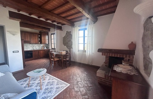 Torrita di Siena Apartment | Apartment 'Villa Tiberini 5' with Lake View, Shared Pool and Wi-Fi