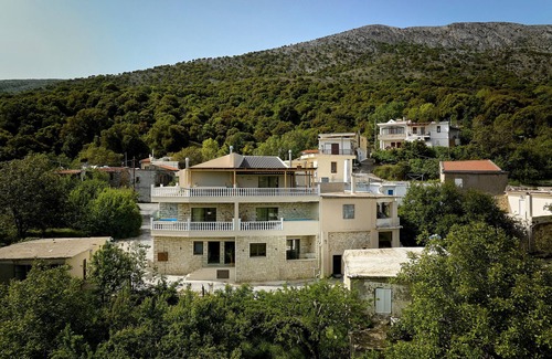 Plati Apartment | Apartment 'Villa 2' with Mountain View, Balcony and Wi-Fi