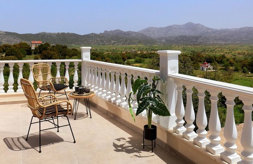 Plati Apartment | Apartment 'Villa 3' with Mountain View, Balcony and Wi-Fi
