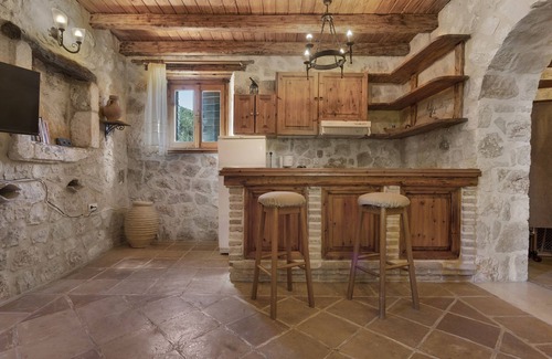 Limni Keri Apartment | Apartment 'Villa Alba' with Shared Pool, Balcony and Wi-Fi