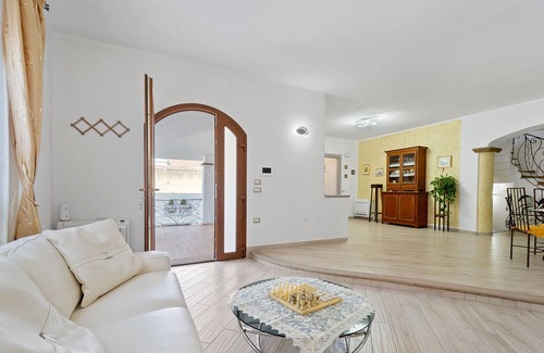 Sanluri Historic Centre House | Apartment 'Villa Fraisca Appartamento Iperico' with Shared Garden, Wi-Fi and Air Conditioning