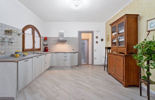 Sanluri Historic Centre House | Apartment 'Villa Fraisca Appartamento Iperico' with Shared Garden, Wi-Fi and Air Conditioning