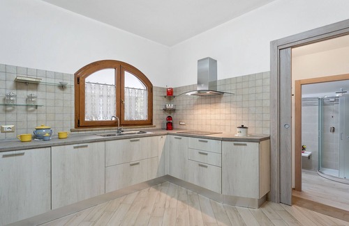Sanluri Historic Centre House | Apartment 'Villa Fraisca Appartamento Iperico' with Shared Garden, Wi-Fi and Air Conditioning