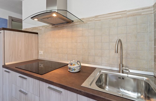 Sanluri Historic Centre House | Apartment 'Villa Fraisca Appartamento Iris' with Shared Garden, Wi-Fi and Air Conditioning
