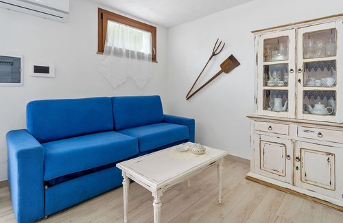 Sanluri Historic Centre House | Apartment 'Villa Fraisca Appartamento Iris' with Shared Garden, Wi-Fi and Air Conditioning
