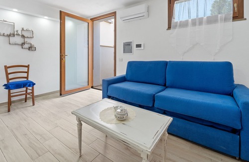 Sanluri Historic Centre House | Apartment 'Villa Fraisca Appartamento Iris' with Shared Garden, Wi-Fi and Air Conditioning
