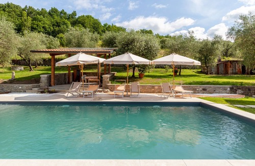 Bagnone Apartment | Apartment 'Villa La Lanterna Bianca' with Mountain View, Wi-Fi and Air Conditioning