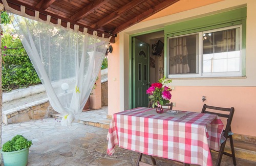 Messonghi Apartment | Apartment 'Villa Pepy Studio 2' close to the Beach with Garden & Wi-Fi