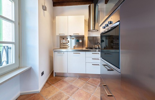 Gargnano Apartment | Apartment 'Villa Rosa Flat' with Sea View, Shared Garden and Wi-Fi