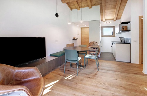 Valdidentro Apartment | Apartment "Violet a due passi da Bormio" with Mountain View, Private Balcony & Wi-Fi