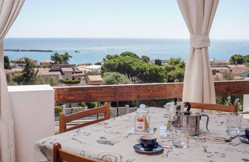 Sarroch Apartment | Apartment “Vista Mare” close to the Beach with Sea View, Balcony & Garden