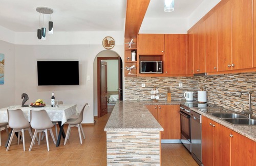 Ermoupoli Apartment | Apartment 'Voula' with Shared Terrace, Wi-Fi and Air Conditioning
