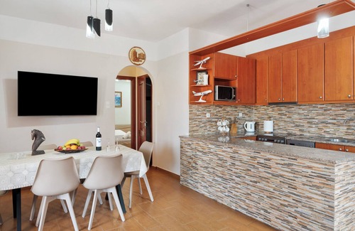 Ermoupoli Apartment | Apartment 'Voula' with Shared Terrace, Wi-Fi and Air Conditioning