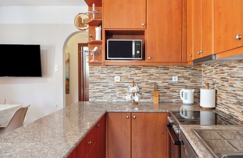 Ermoupoli Apartment | Apartment 'Voula' with Shared Terrace, Wi-Fi and Air Conditioning