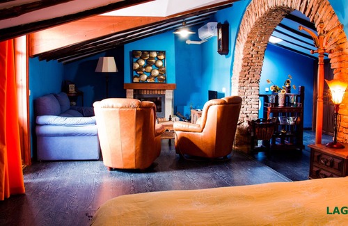 Plasenzuela Apartment | Apartment with fireplace pool and jacuzzi