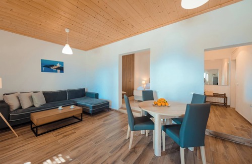 Platis Gialos Apartment | Apartment 'White and Black Suites Superior' with Sea View, Wi-Fi and Air Conditioning