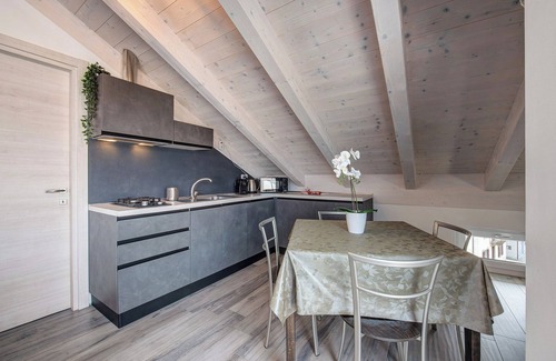 Lezzeno Apartment | Apartment 'White Suite - Jacuzzi' with Lake View, Shared Pool and Wi-Fi