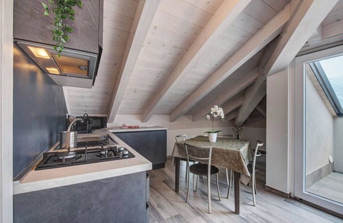 Lezzeno Apartment | Apartment 'White Suite - Jacuzzi' with Lake View, Shared Pool and Wi-Fi