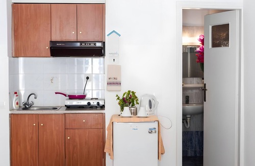 Kamari Apartment | Apartment 'White Wave Studio 1' with Sea View, Wi-Fi and Air Conditioning
