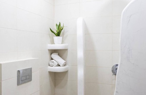 Kamari Apartment | Apartment 'White Wave Studio 1' with Sea View, Wi-Fi and Air Conditioning