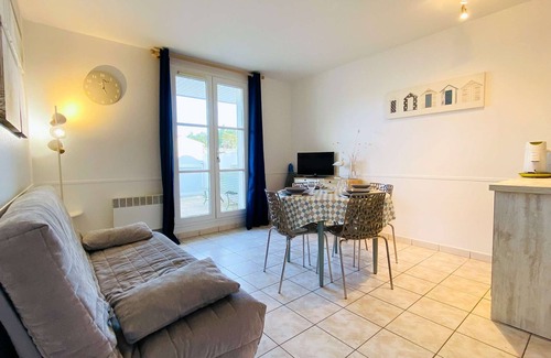La Couarde-sur-Mer Apartment | Apartment with courtyard communal pool and parking