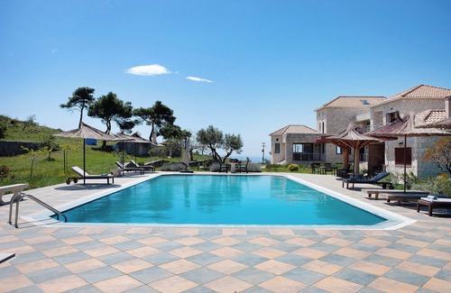 Maries Apartment | Apartment 'Wild Fig Retreat Sirocco' with Shared Pool, Wi-Fi and Air Conditioning