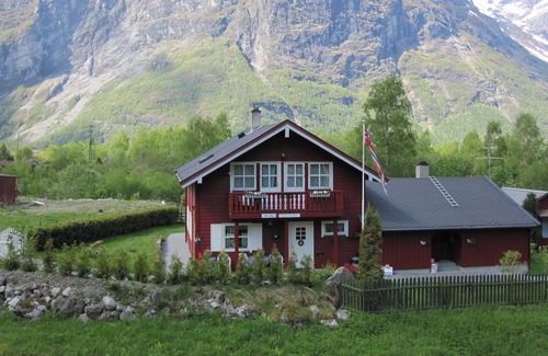 Jostedal Apartment | Apartment with 4 beds / 2 bedrooms. Go hiking, trout fishing, glacier and rock climbing.