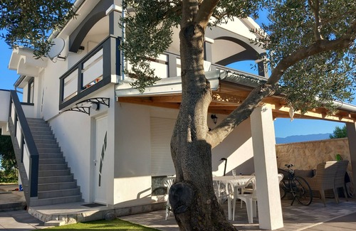 Podgradina Apartment | Apartment with a pool, mountainview, near the sea!