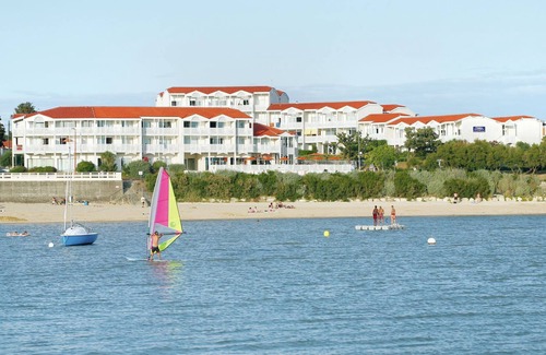 Fouras Apartment | Apartment with a view on the pool or see near Fort Boyard
