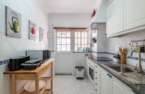 Armacao de Pera Apartment | Apartment with air conditioning, WiFi, Netflix, balcony and beach 3 minutes away