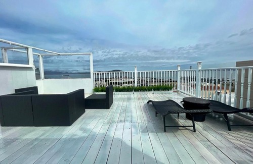 North Beach Apartment | Apartment with Amazing Views from Roofdeck - North Beach
