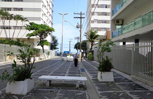 Pitangueiras Apartment | Apartment with balcony and sea view