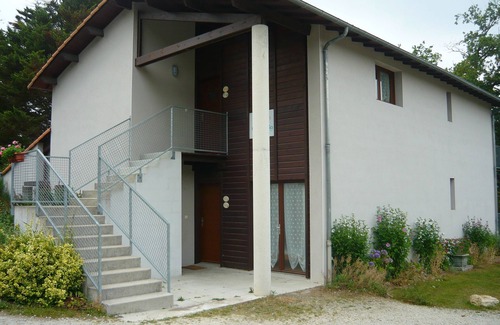 Getigne Apartment | Apartment with balcony and garden access by the river next to Clisson