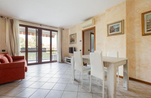 Bruzzano Apartment | Apartment with Balcony nearby M3 Subway Yellow Line