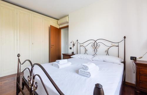 Bruzzano Apartment | Apartment with Balcony nearby M3 Subway Yellow Line