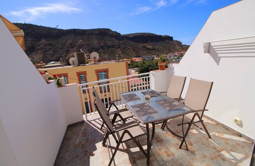 Lomo Quiebre Apartment | Apartment with private terrace and sea views in Puerto de Mogán.